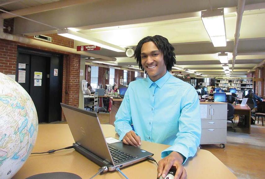 学生 at computer in the library